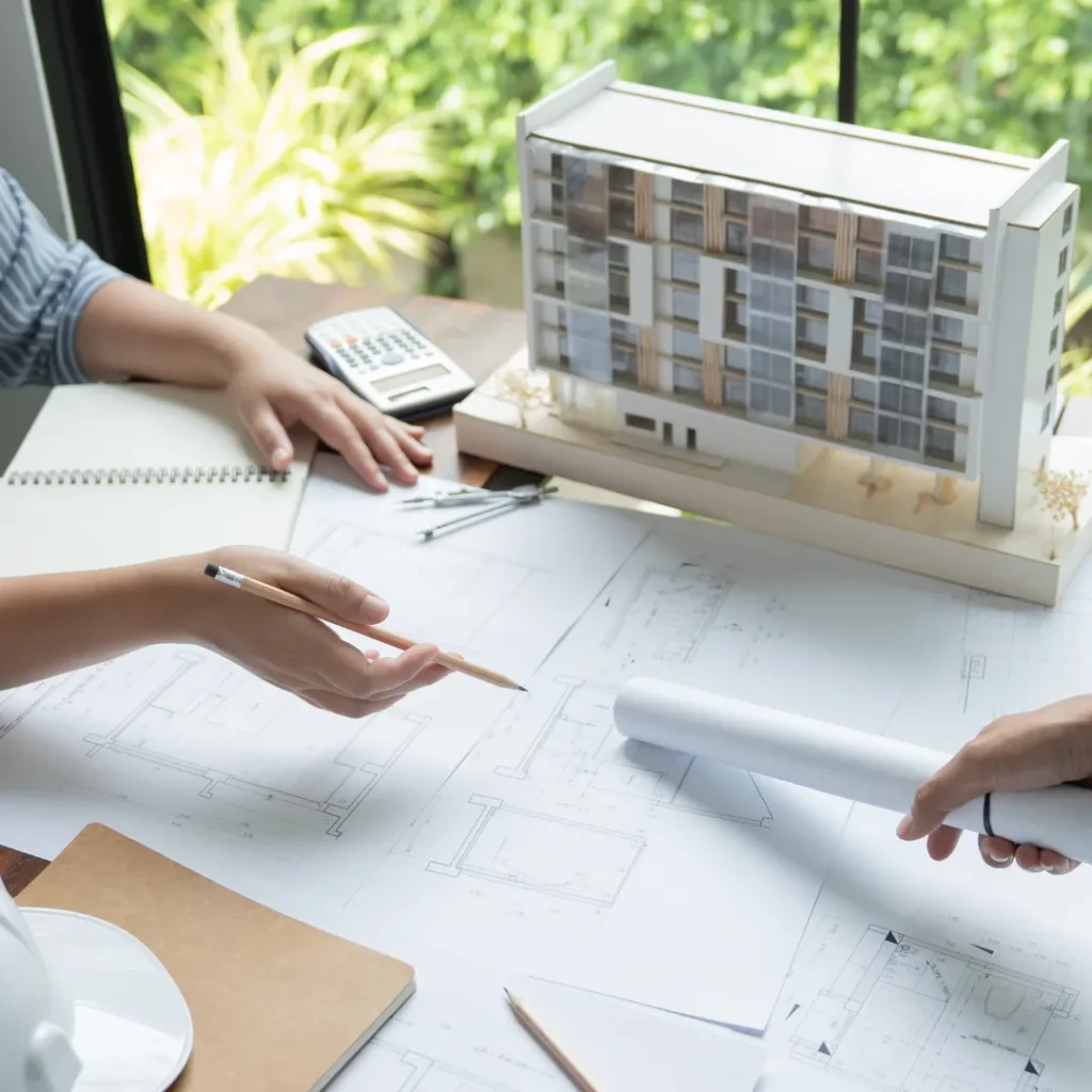 Αρχιτεκτονικός σχεδιασμός στην Idicon: Μελέτη χώρου πάνω σε σχέδια και μακέτα για αρμονία εσωτερικού και εξωτερικού χώρου.