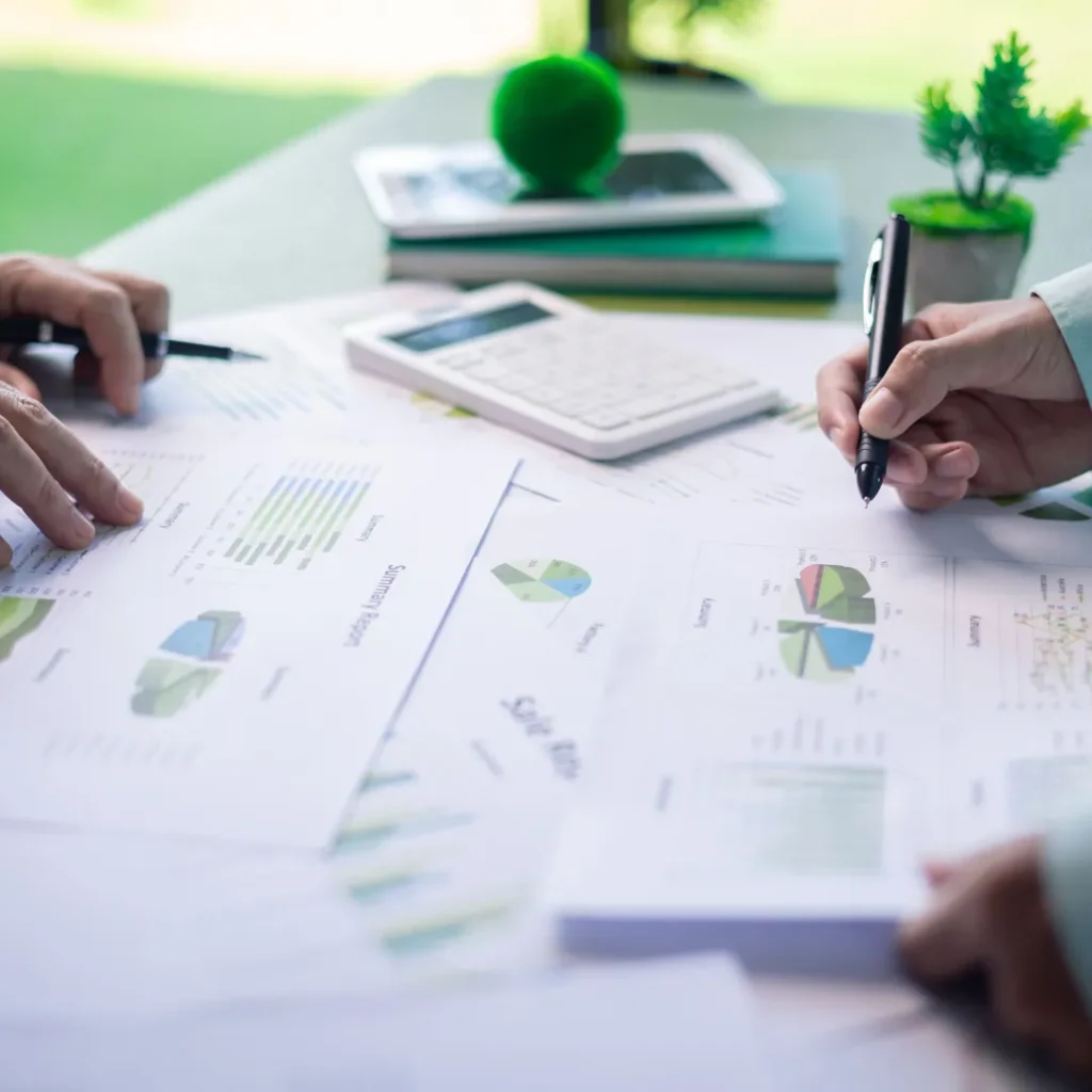 Μελέτη και ανάλυση κόστους για έργο αειφόρου αρχιτεκτονικής στην Ελλάδα, με γραφήματα και υπολογισμούς.