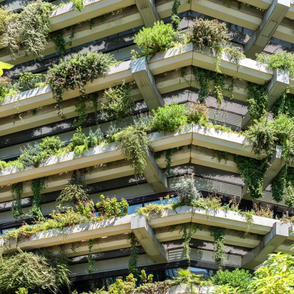 Λεπτομέρεια πράσινης πρόσοψης κτιρίου με πλούσια βλάστηση, δείγμα καινοτόμου αειφόρου αρχιτεκτονικής στην Ελλάδα.