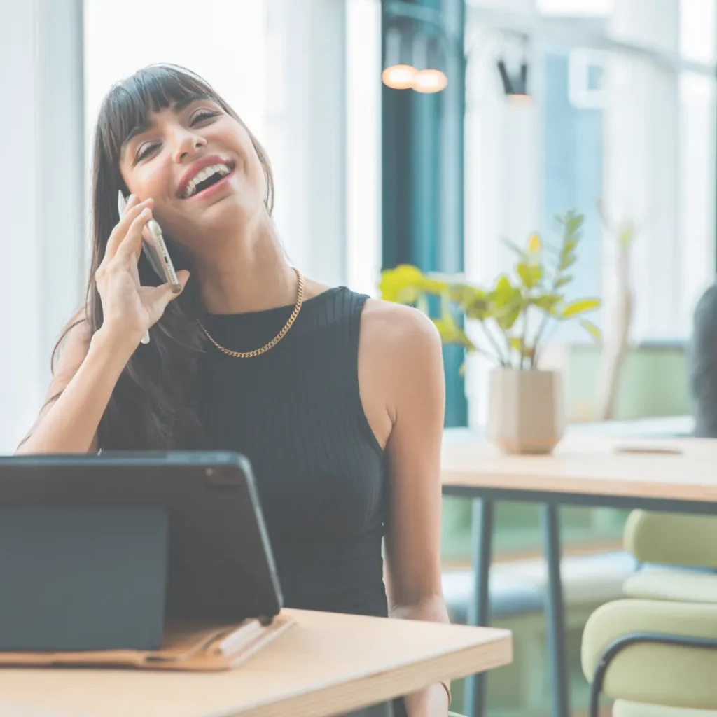 Εργαζόμενη σε γραφείο με βιοφιλικό σχεδιασμό που αυξάνει την παραγωγικότητα και την ευεξία.