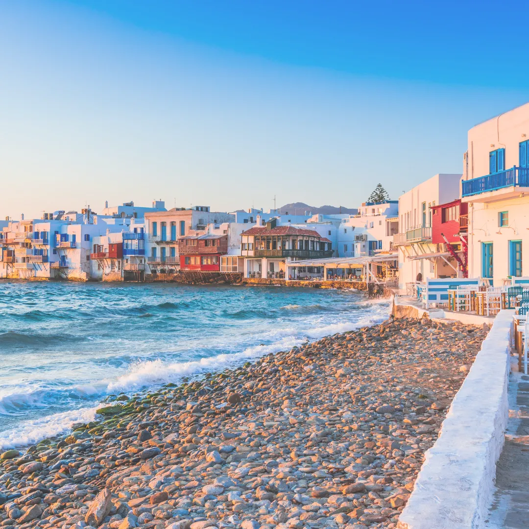 Παραδοσιακά σπίτια στην Ελλάδα των οποίων η ενεργειακή αναβάθμιση βελτιώνει την άνεση και μειώνει το κόστος ψύξης το καλοκαίρι.