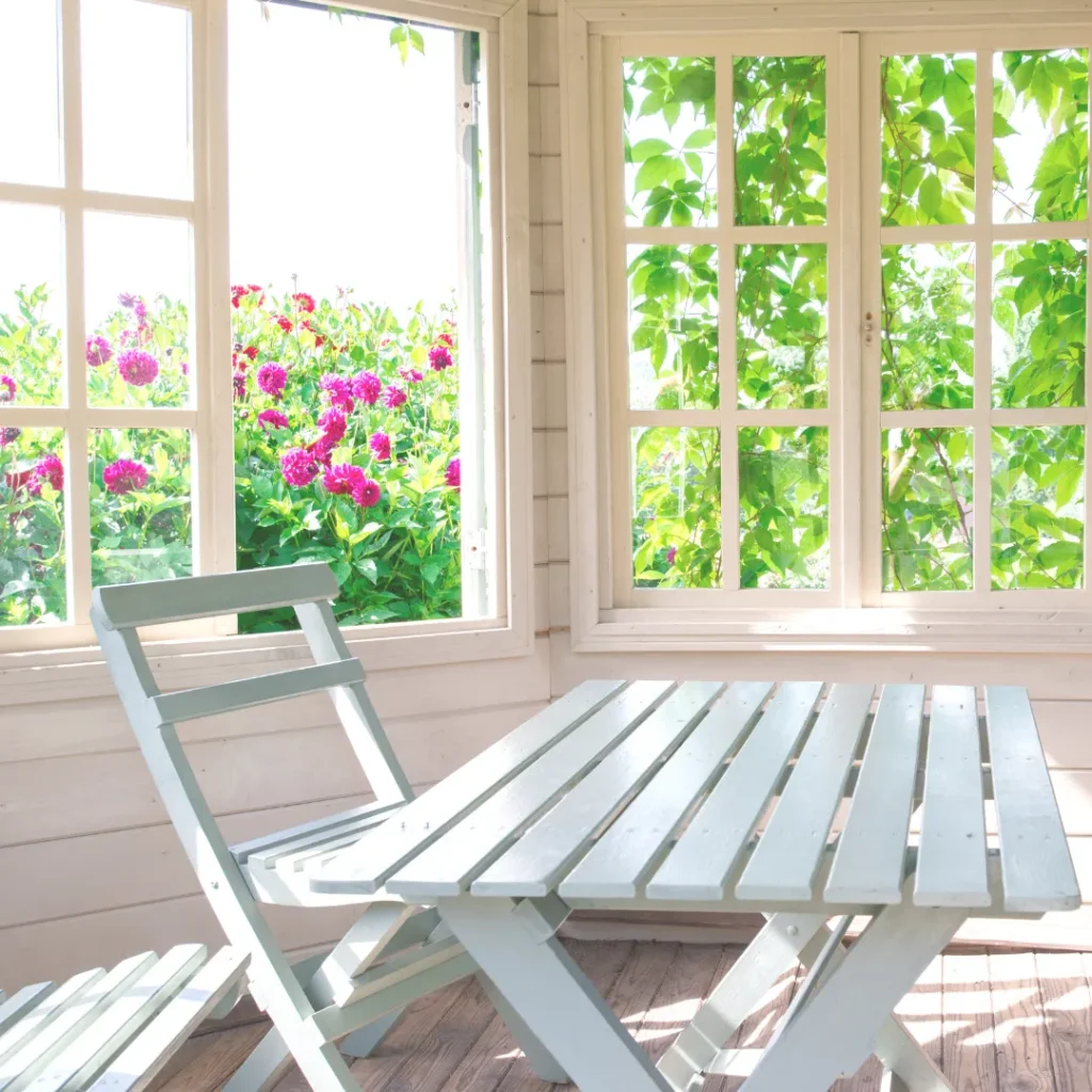 Μεγάλα παράθυρα σε σπίτι που χρειάζονται στρατηγική ενεργειακή αναβάθμιση για προστασία από τη θερινή ζέστη.