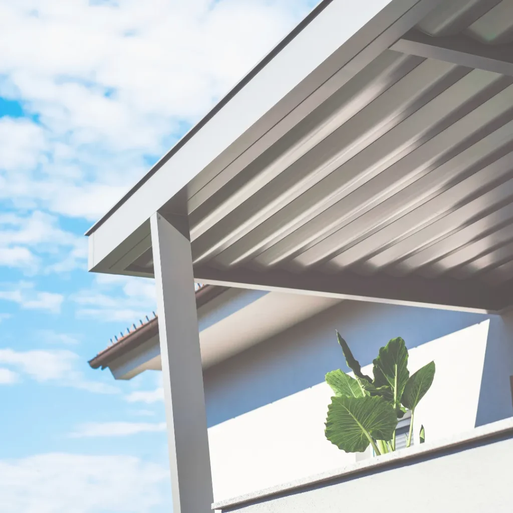 Λεπτομέρεια από μοντέρνα κατασκευή αρχιτεκτονικής σκίασης από αλουμίνιο σε λευκό χρώμα, με έμφαση στις καθαρές γραμμές.
