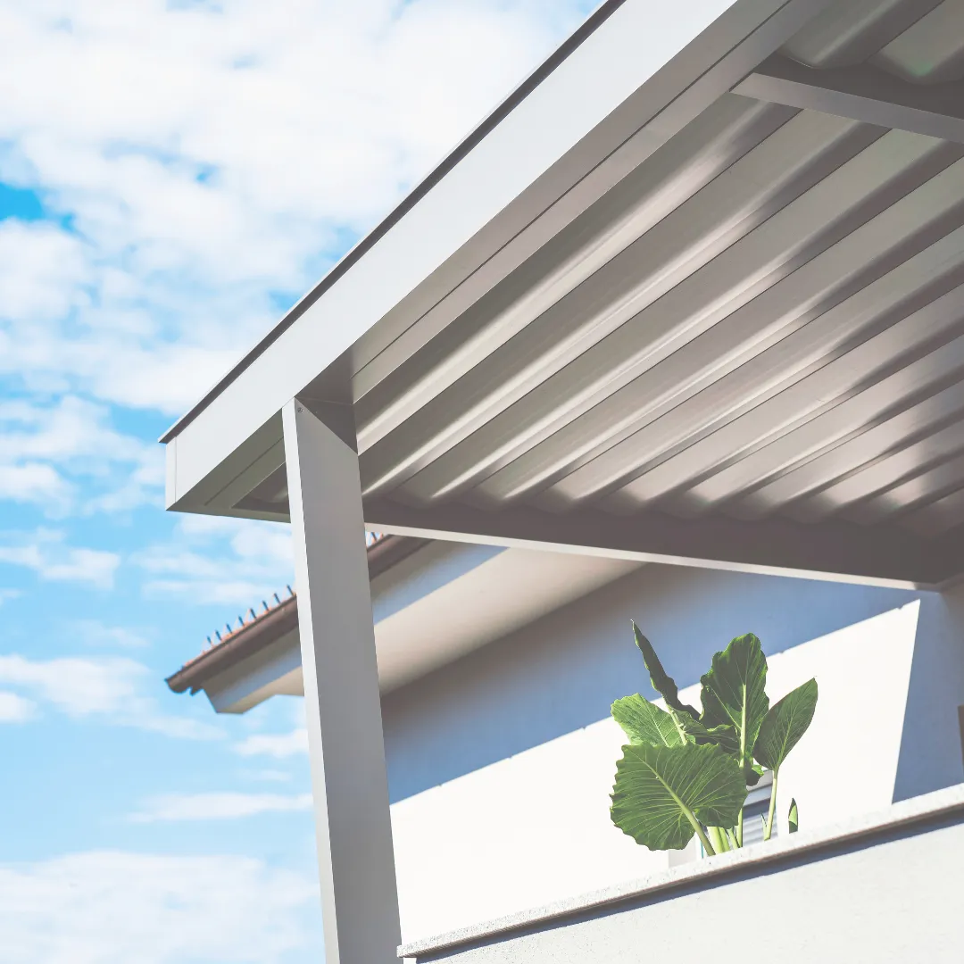 Λεπτομέρεια από μοντέρνα κατασκευή αρχιτεκτονικής σκίασης από αλουμίνιο σε λευκό χρώμα, με έμφαση στις καθαρές γραμμές.