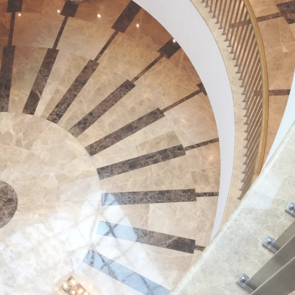 Μαρμάρινο δάπεδο ως λεπτομέρεια πολυτέλειας. Η επένδυση στα υλικά αναβαθμίζει κάθε ανακαίνιση airbnb και ξενοδοχείου.