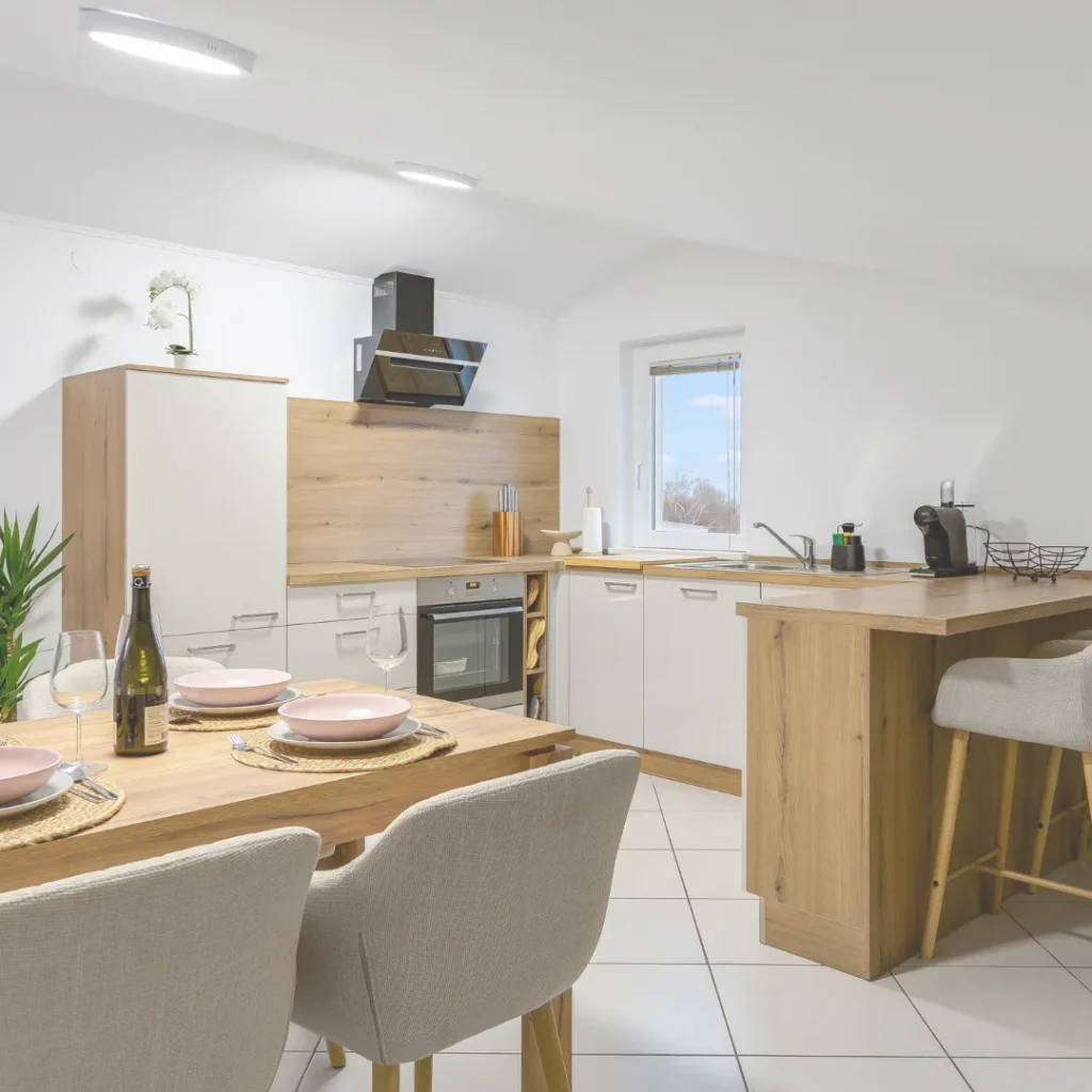 Λειτουργικός σχεδιασμός κουζίνας που αναδεικνύει μια επιτυχημένη ανακαίνιση Airbnb. Η λειτουργικότητα είναι κρίσιμη στην ανακαίνιση airbnb & ξενοδοχείου.