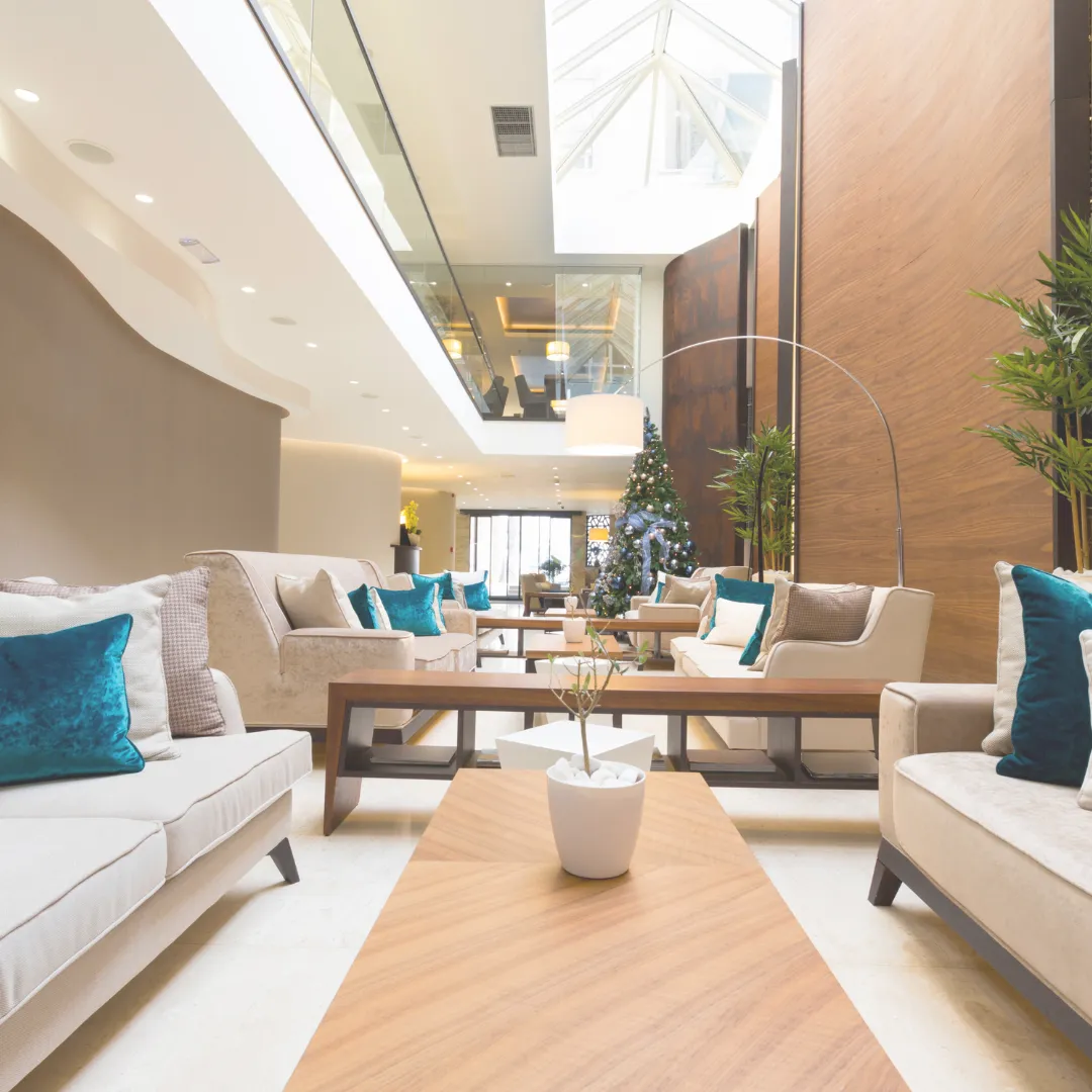 Μοντέρνος χώρος υποδοχής ως αποτέλεσμα επιτυχημένης ανακαίνισης ξενοδοχείου. Η πρώτη εντύπωση είναι κλειδί στην ανακαίνιση airbnb & ξενοδοχείου.