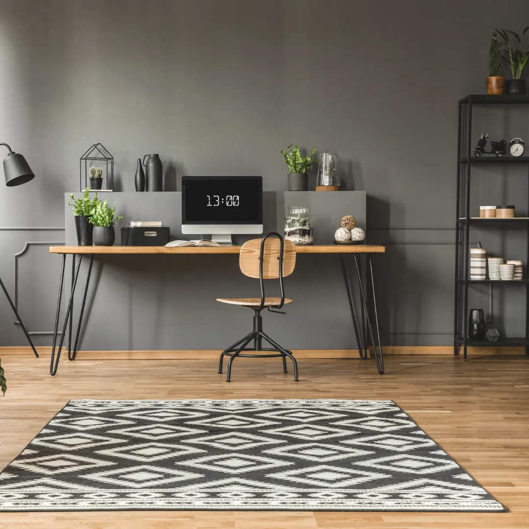 Οριοθέτηση χώρου εργασίας: Σύγχρονο γραφείο στο σπίτι με σκούρο τοίχο και διακοσμητικά στοιχεία για ξεκάθαρο διαχωρισμό.