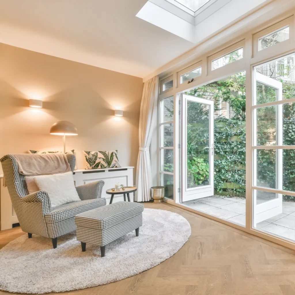 Γωνία με φεγγίτη και ανοιχτές μπαλκονόπορτες, δείχνει τη σημασία των κουφωμάτων και του αερισμού για την ενεργειακή απόδοση.