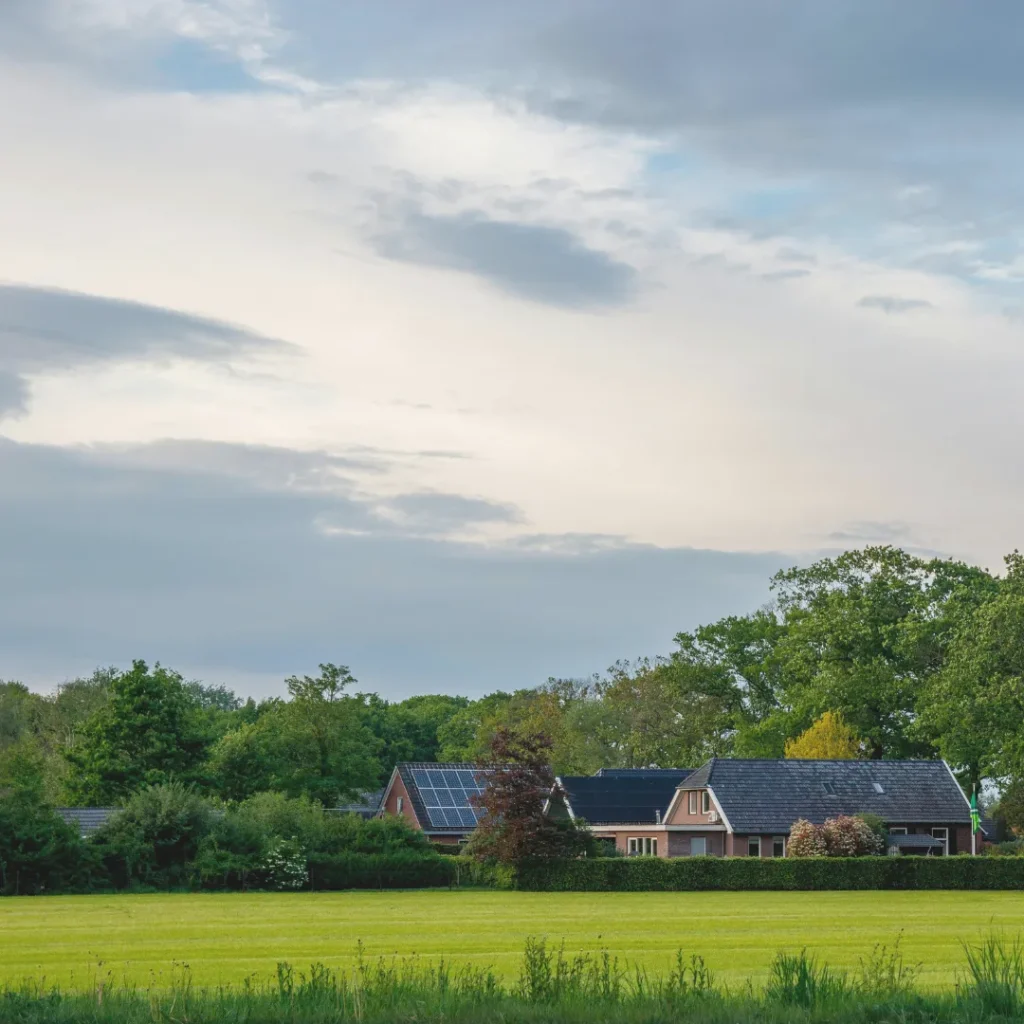 Μονοκατοικία στην εξοχή με φωτοβολταϊκά πάνελ στη στέγη και φυσικό περιβάλλον