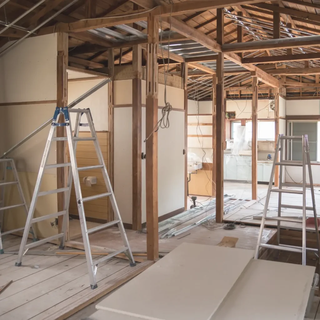 Εσωτερικός χώρος με σκαλωσιές και ξύλινο σκελετό κατά τη διάρκεια ανακαίνισης