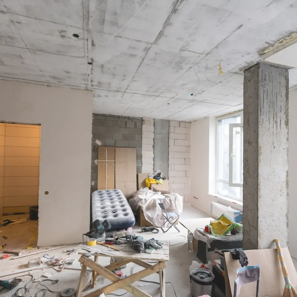 Ημιτελές διαμέρισμα υπό ανακαίνιση με εργαλεία και υλικά στο πάτωμα