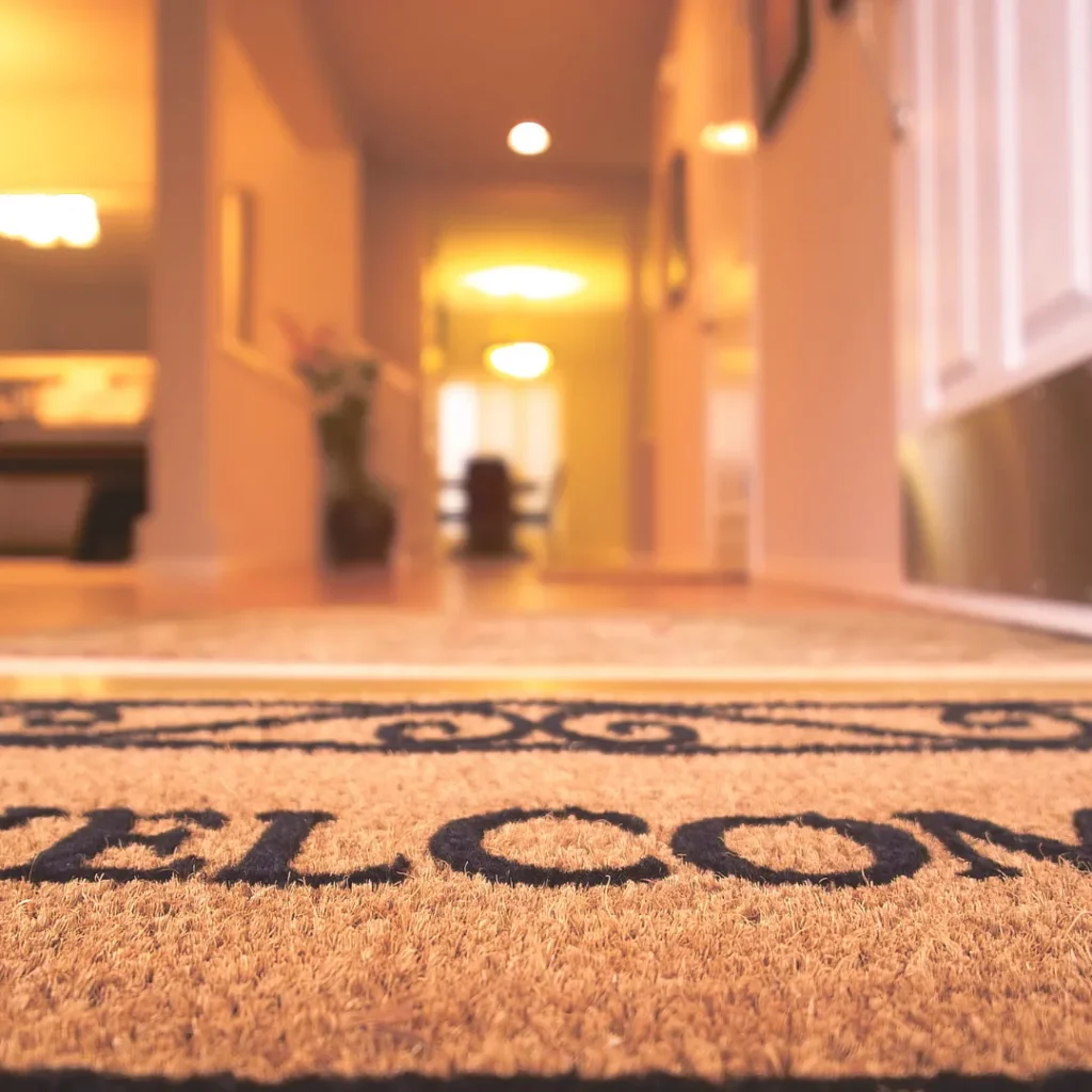 Μοντέρνα είσοδος σπιτιού με κρυφό φωτισμό και αρχιτεκτονική διαμόρφωση για θερμή υποδοχή