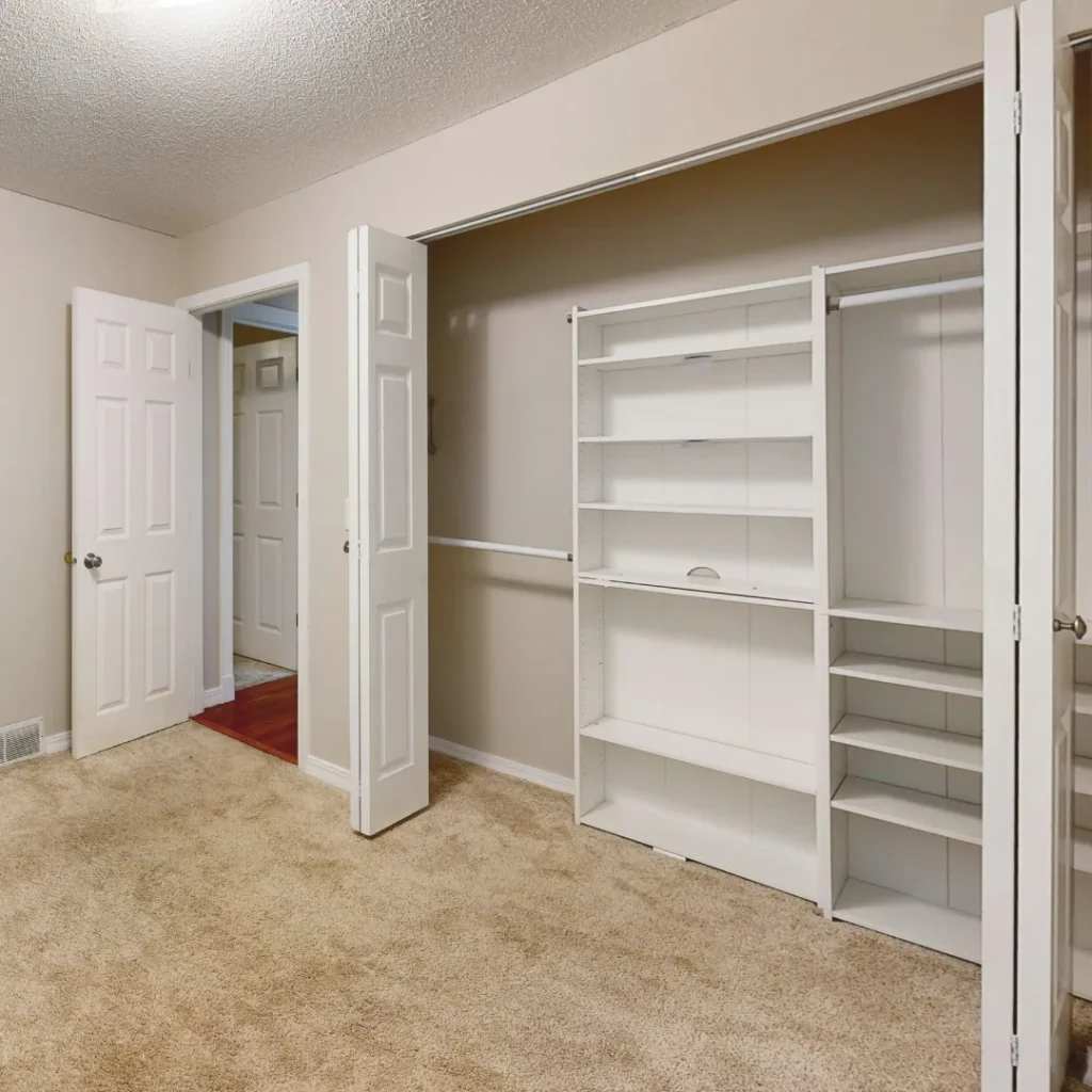 Εσωτερικό ντουλάπας με λευκά ράφια έτοιμα για οργάνωση και αποθήκευση ρούχων.