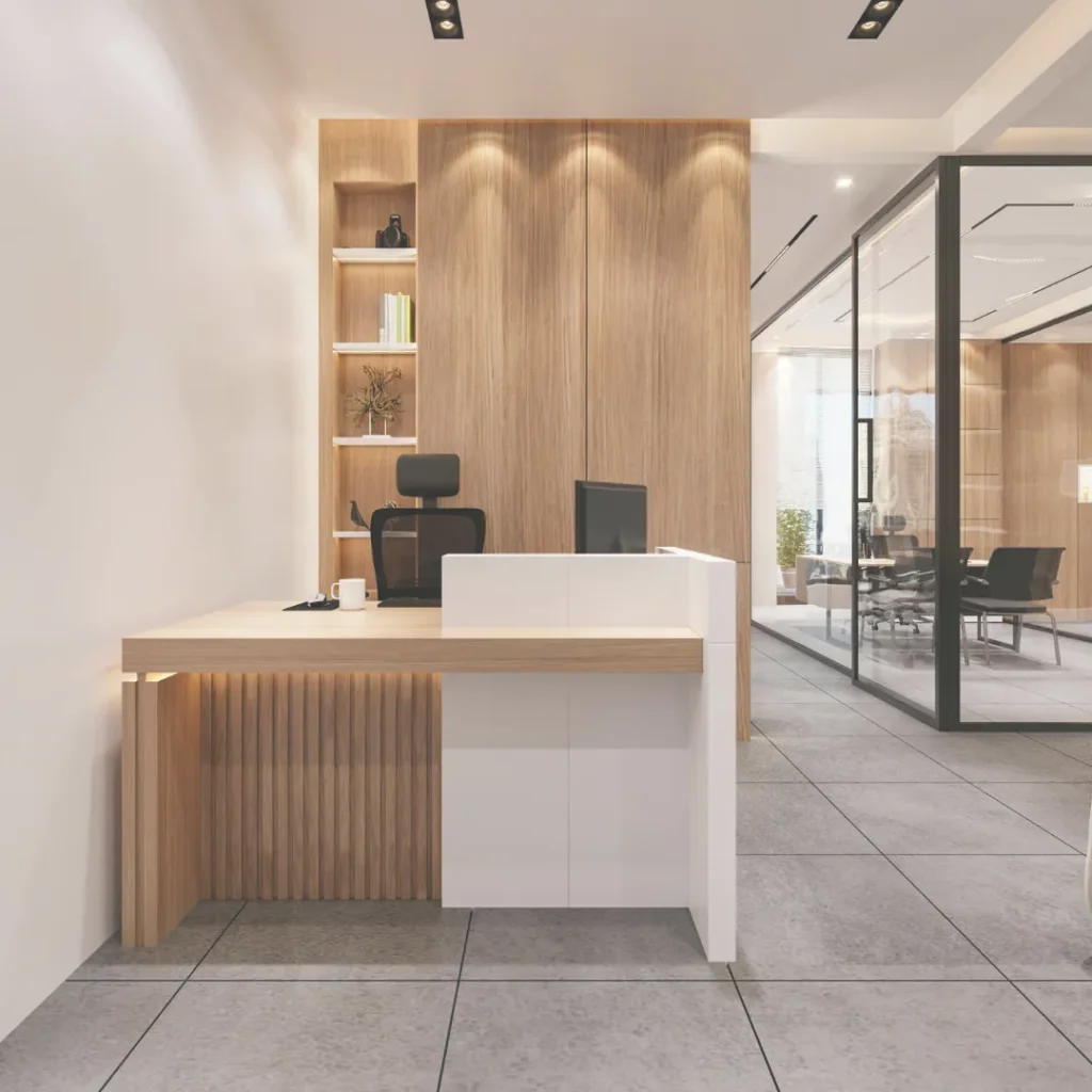 Σύγχρονη ρεσεψιόν γραφείου με ξύλινες λεπτομέρειες, ζεστό φωτισμό και γυάλινα διαχωριστικά για οπτική επαφή και ηχομόνωση.